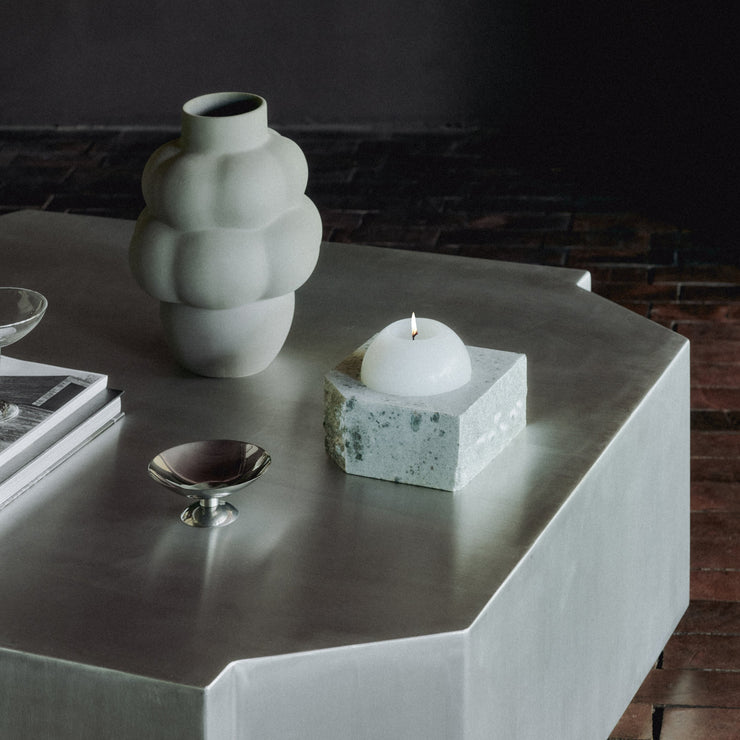 Louise Roe er en anerkjent dansk designer som lager tidløse objekter og møbler vi kan leve med lenge. Hennes stil er preget av et enkelt, men detaljert uttrykk, med inspirasjon hentet fra blant annet art deco, brutalisme og Bauhaus.