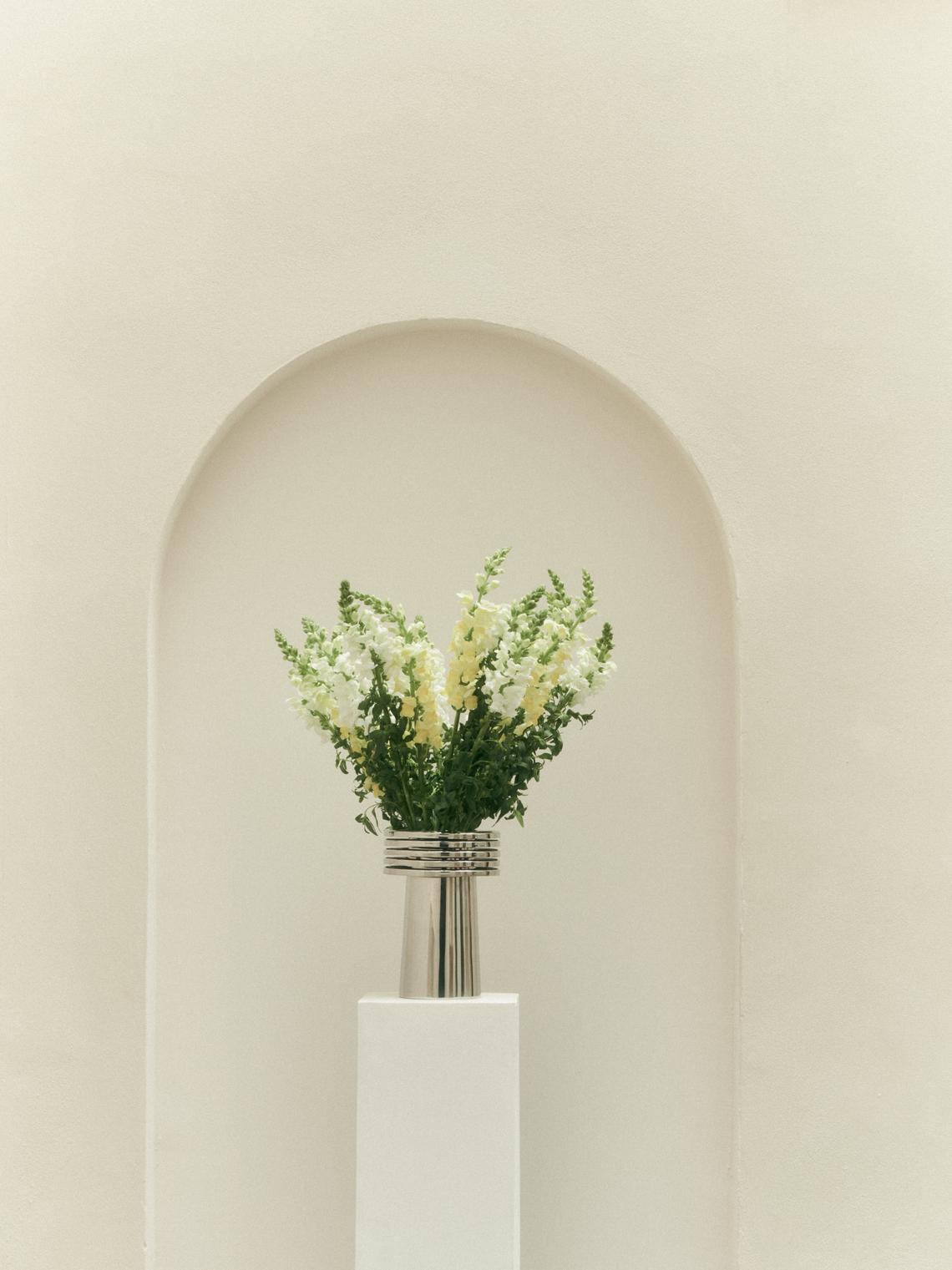 De skulpturelle vasene i serien Fountain Vase fra Louise Roe blir et vakkert blikkfang i ethvert rom de plasseres i. 