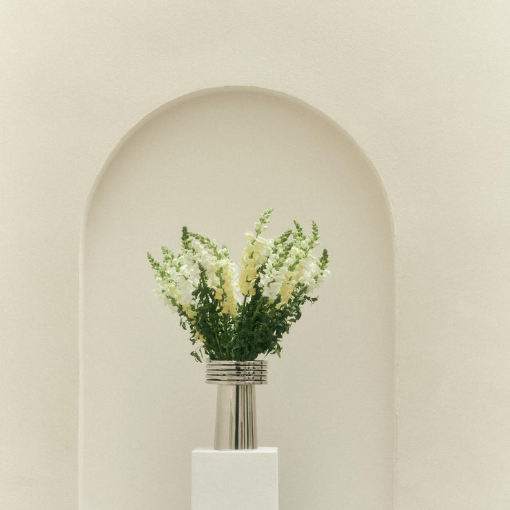 De skulpturelle vasene i serien Fountain Vase fra Louise Roe blir et vakkert blikkfang i ethvert rom de plasseres i. 