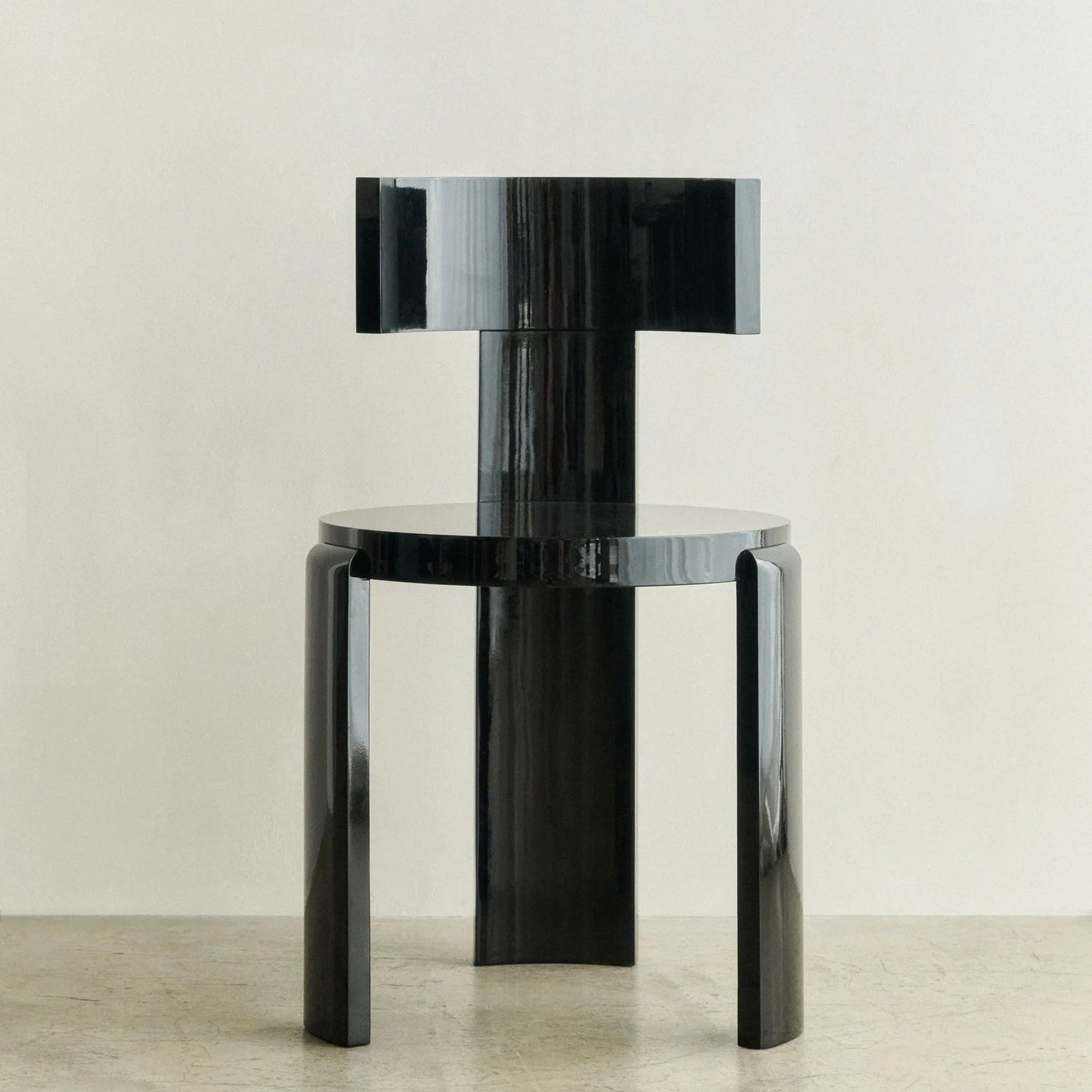 Superglossy stol Spina Chair fra Louise Roe i høyblankt lakkert tre i fargen helsvart