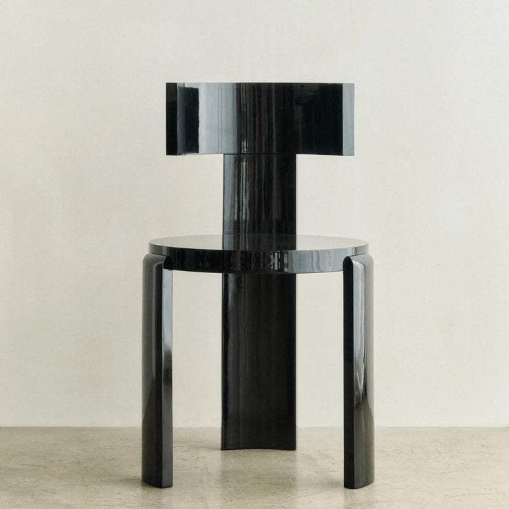 Superglossy stol Spina Chair fra Louise Roe i høyblankt lakkert tre i fargen helsvart