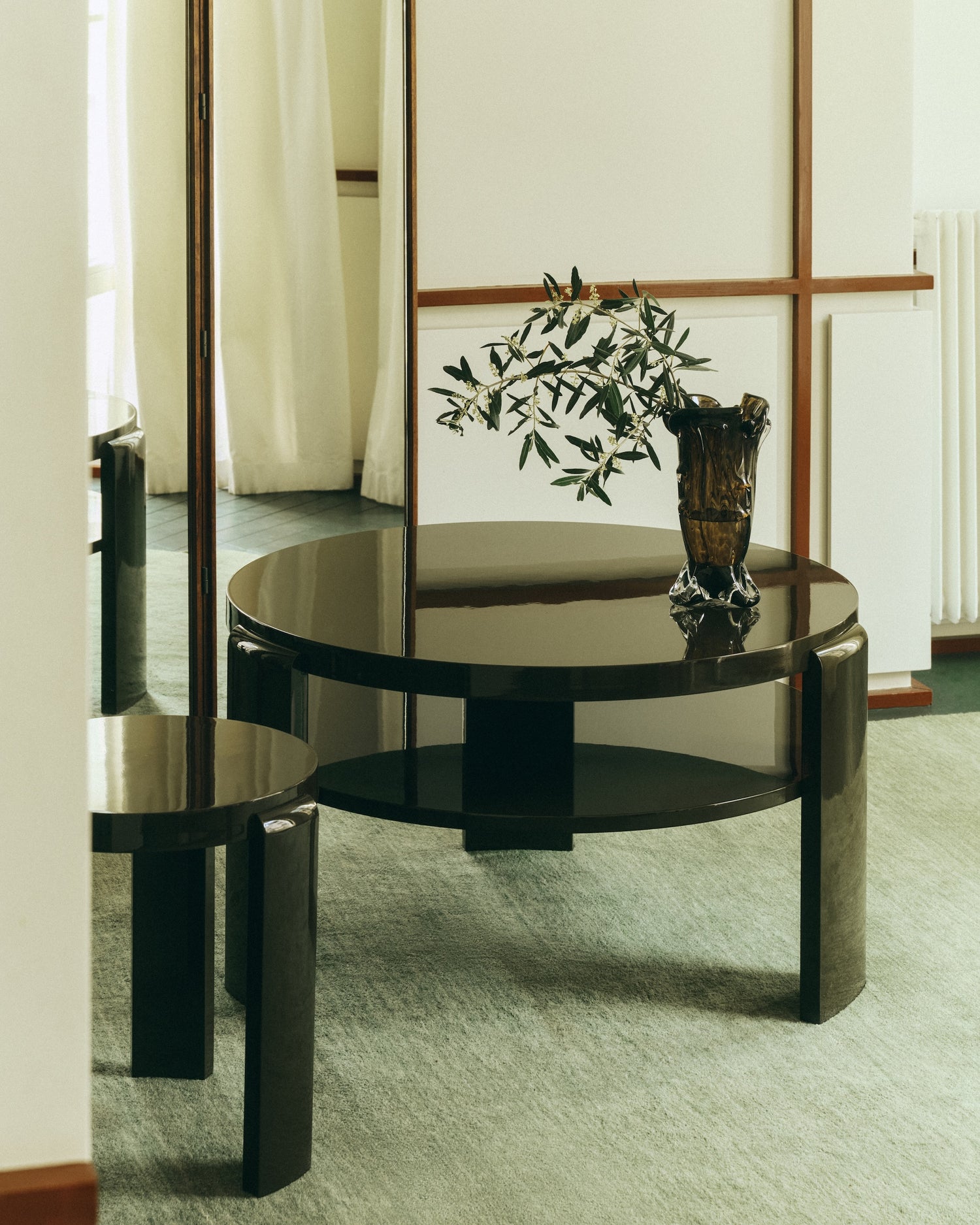 Superglossy rundt sofabord Spina Lounge Table fra Louise Roe i høyblankt lakkert tre  i fargen olivengrønt