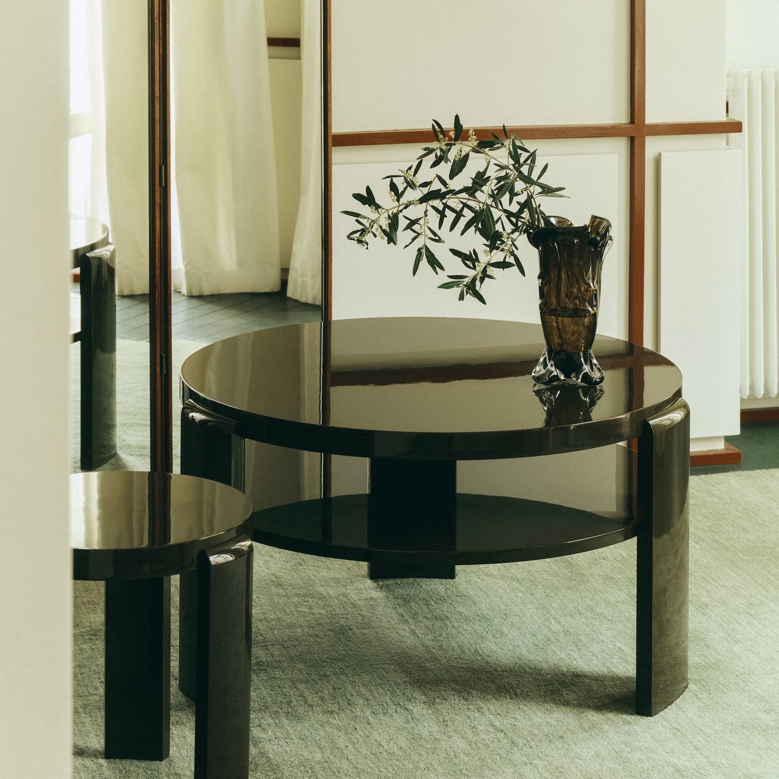 Superglossy rundt sofabord Spina Lounge Table fra Louise Roe i høyblankt lakkert tre  i fargen olivengrønt