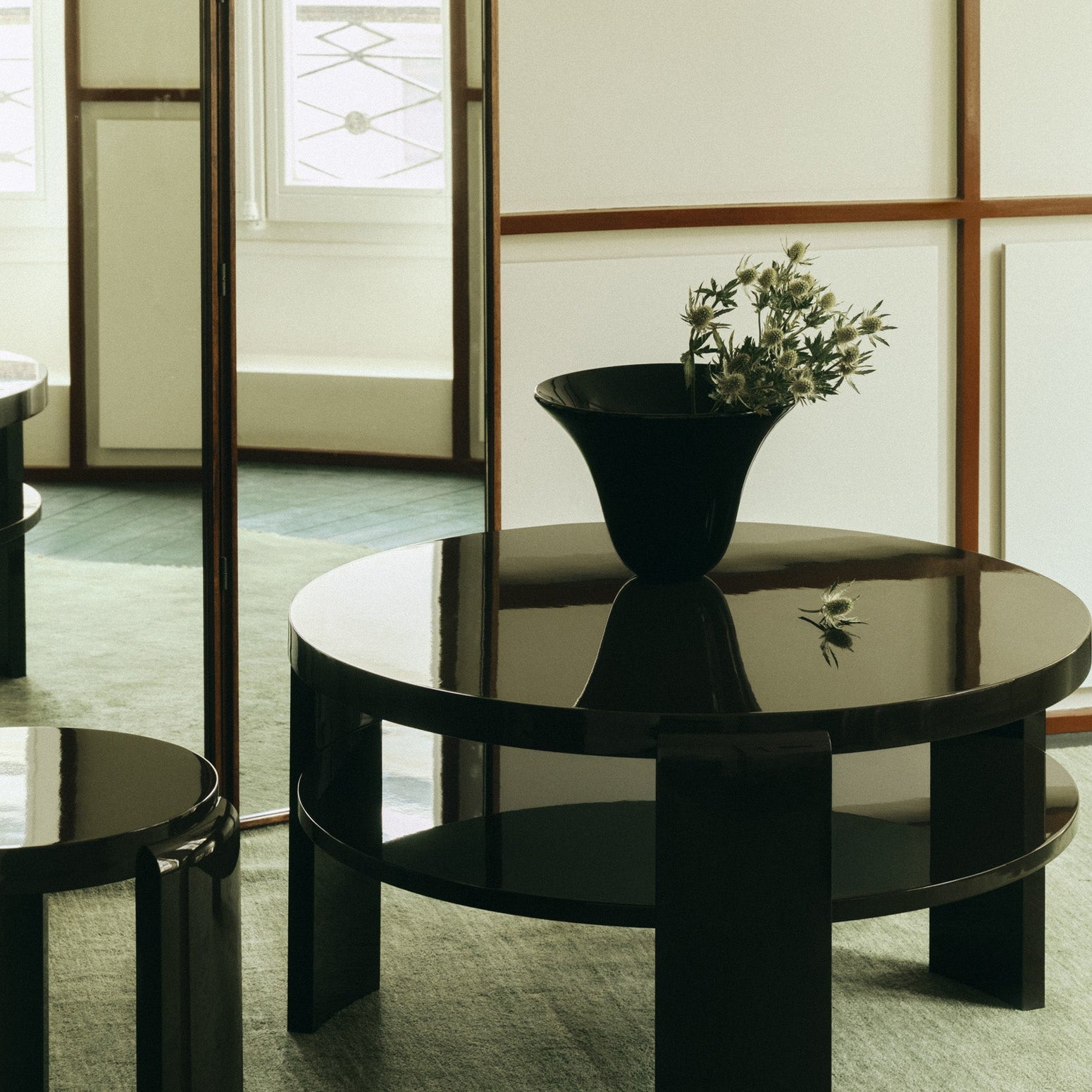 Superglossy rundt sofabord Spina Lounge Table fra Louise Roe i høyblankt lakkert tre  i fargen helsvart