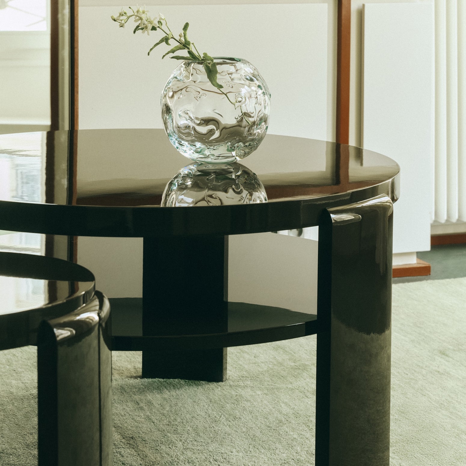 Superglossy rundt sofabord Spina Lounge Table fra Louise Roe i høyblankt lakkert tre  i fargen helsvart
