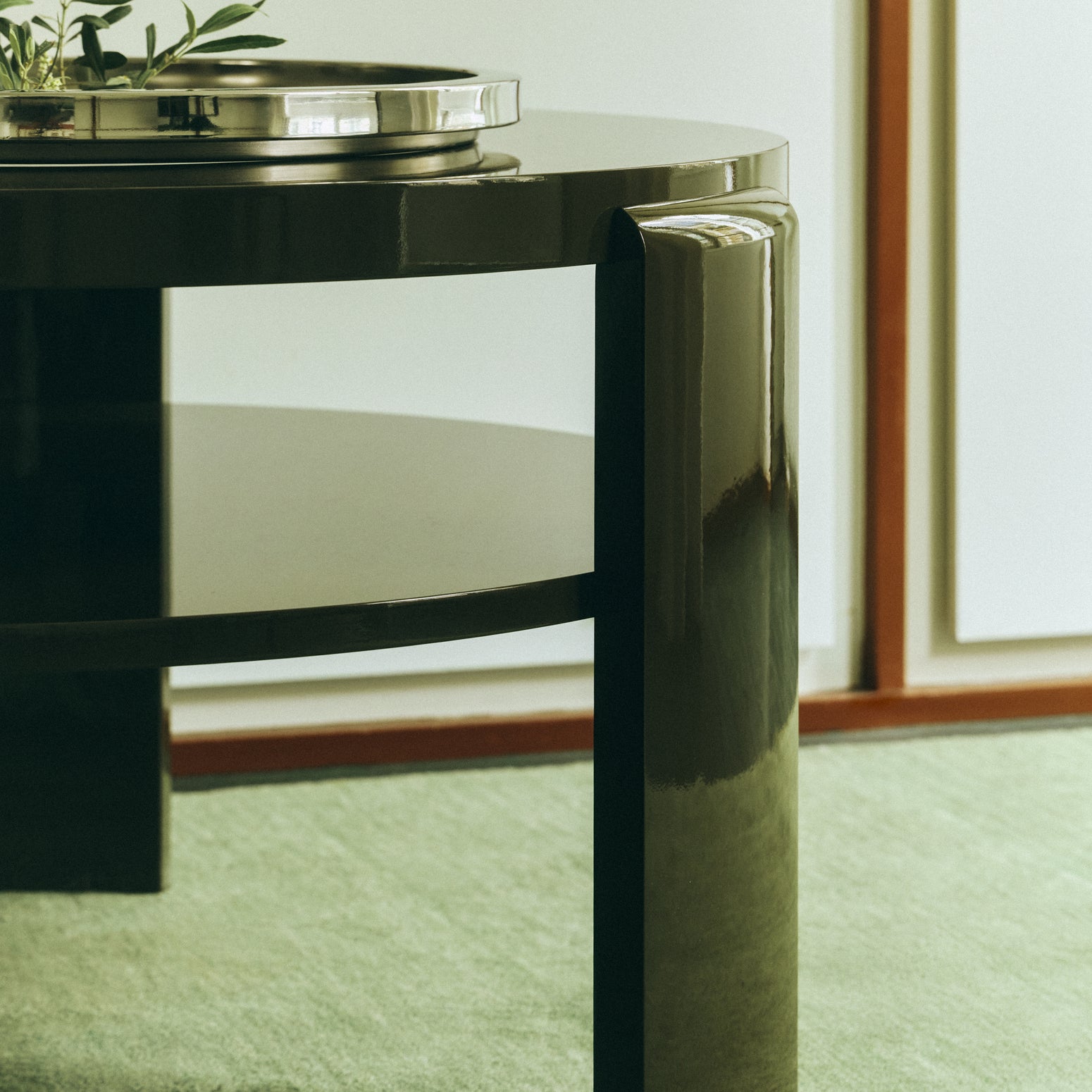 Superglossy rundt sofabord Spina Lounge Table fra Louise Roe i høyblankt lakkert tre  i fargen olivengrønt