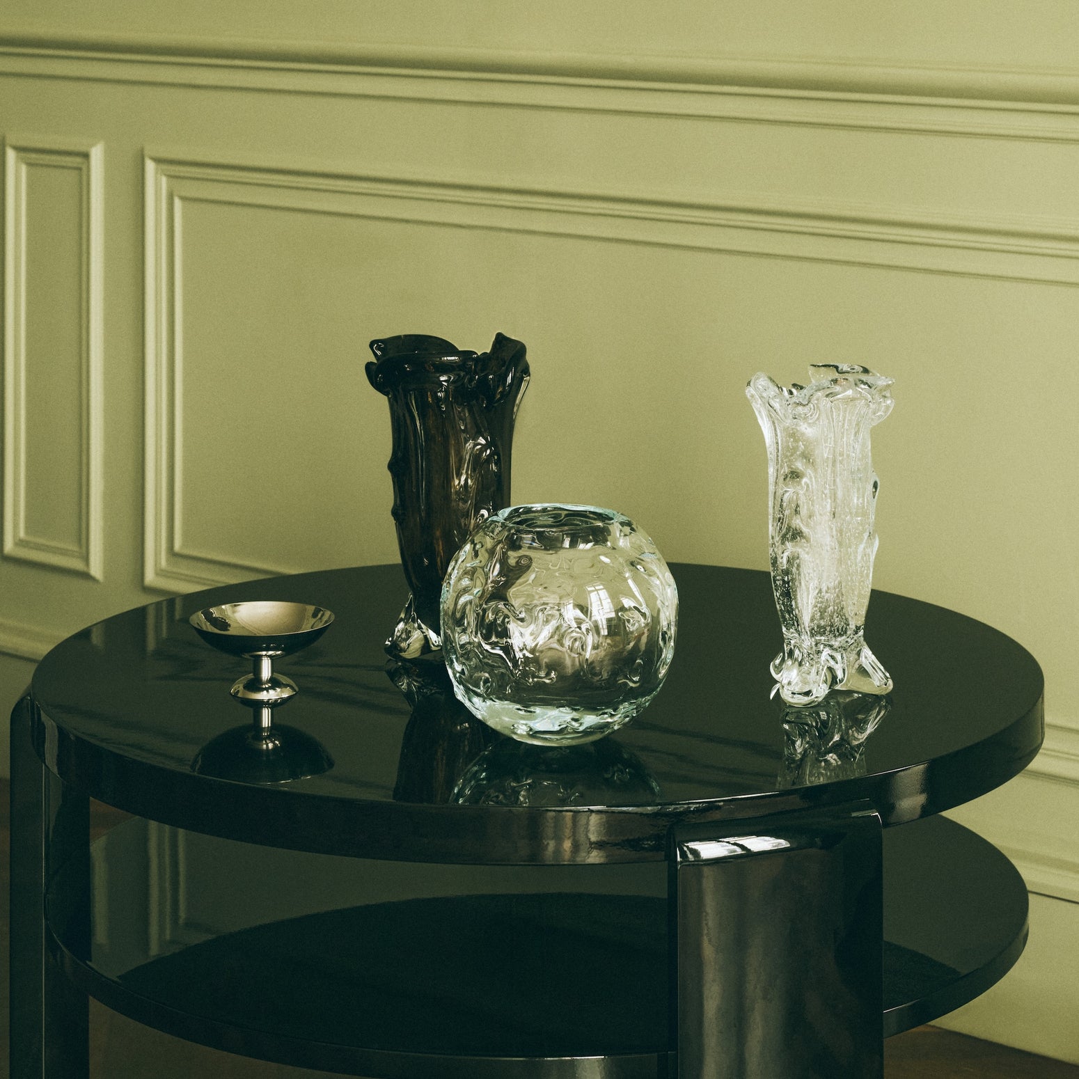 Superglossy rundt sofabord Spina Lounge Table fra Louise Roe i høyblankt lakkert tre  i fargen helsvart