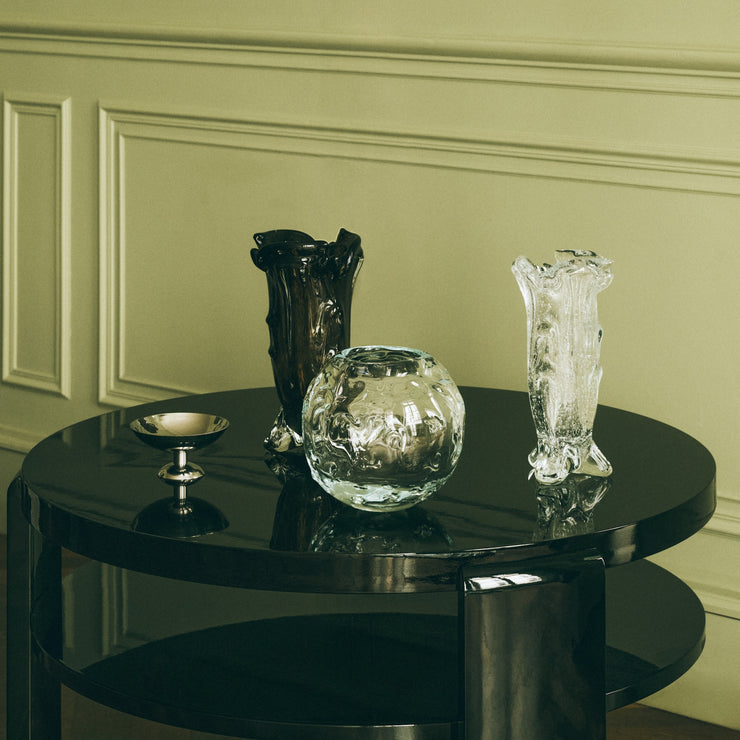 Superglossy rundt sofabord Spina Lounge Table fra Louise Roe i høyblankt lakkert tre  i fargen helsvart
