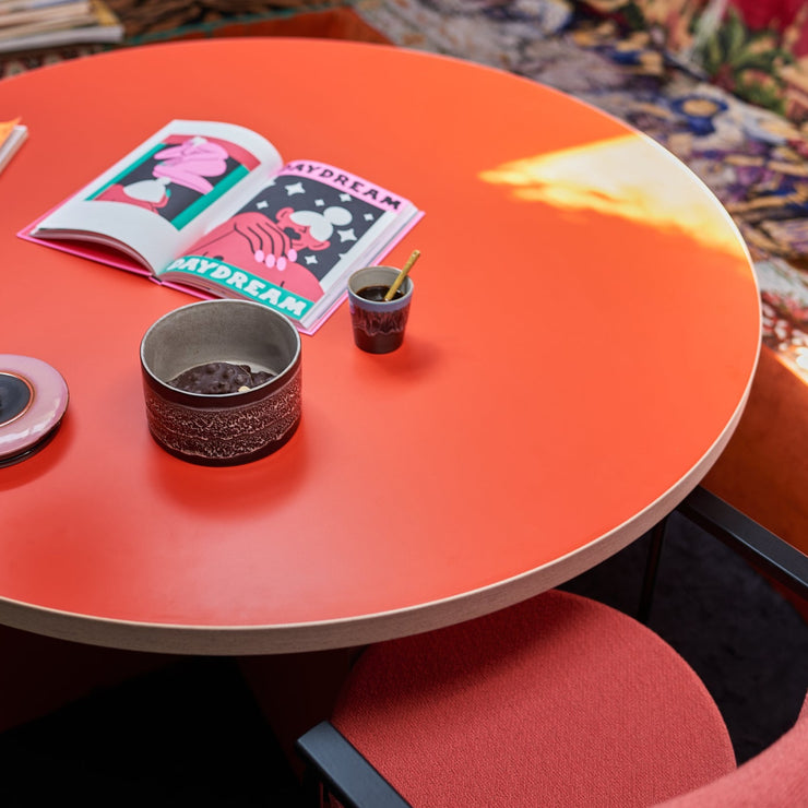 I oransje versjon får du et karakteristisk spisebord som tilfører en dose energi og glede til spiseplassen. Vi liker veldig godt den moderne retroestetikken og ser for oss at det vil kunne kle flere typer innredninger godt, fra moderne skandinaviske og nordiske interiører til klassiske funkisboliger og hjem med fokus på en kombinasjon av gammelt og nytt design.