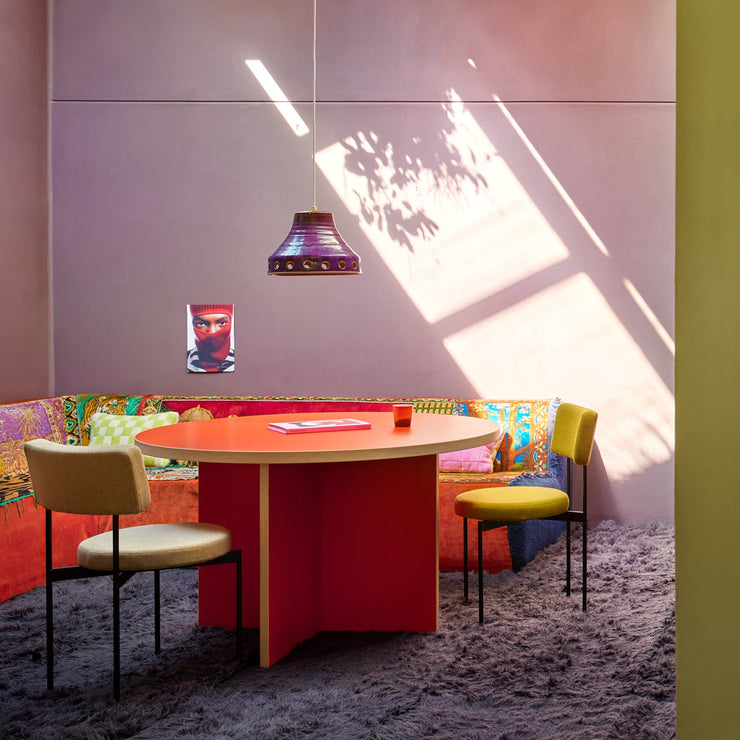 Designet minner om møbler fra De Stijl-bevegelsen som oppstod på begynnelsen av 1920-tallet. Møbeldesign inspirert av denne perioden kjennetegnes av en fremtredende bruk av enkle geometriske former, primærfarger (rød, blå, gul) og andre dristige farger, og rette horisontale og vertikale linjer.