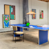 Hva med et karakteristisk blått spisebord som tilfører en dose energi og glede til spiseplassen?
