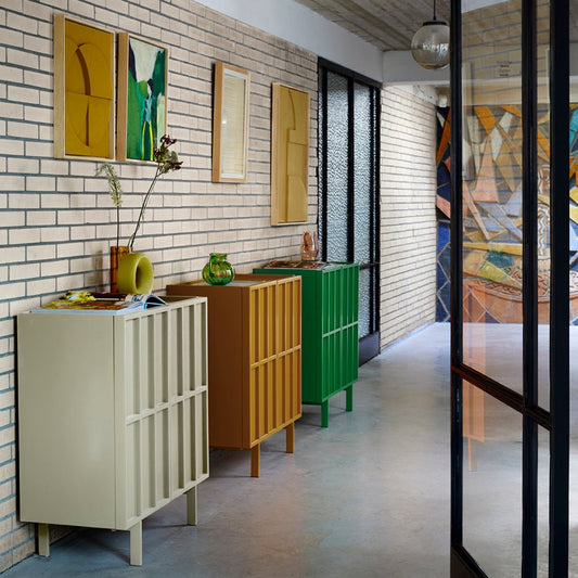 Skapet Cupboard fra HK Living i fargene Pebble, Ginger Orange og Fern Green. 