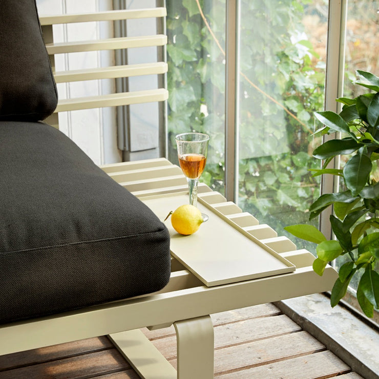 De svarte putene er superfine til sofaen Outdoor Aluminium Lounge i fargen Olive. Det at de er litt mindre og ikke dekker hele sofaens bredde gjør at du har litt ekstra plass på sidene.