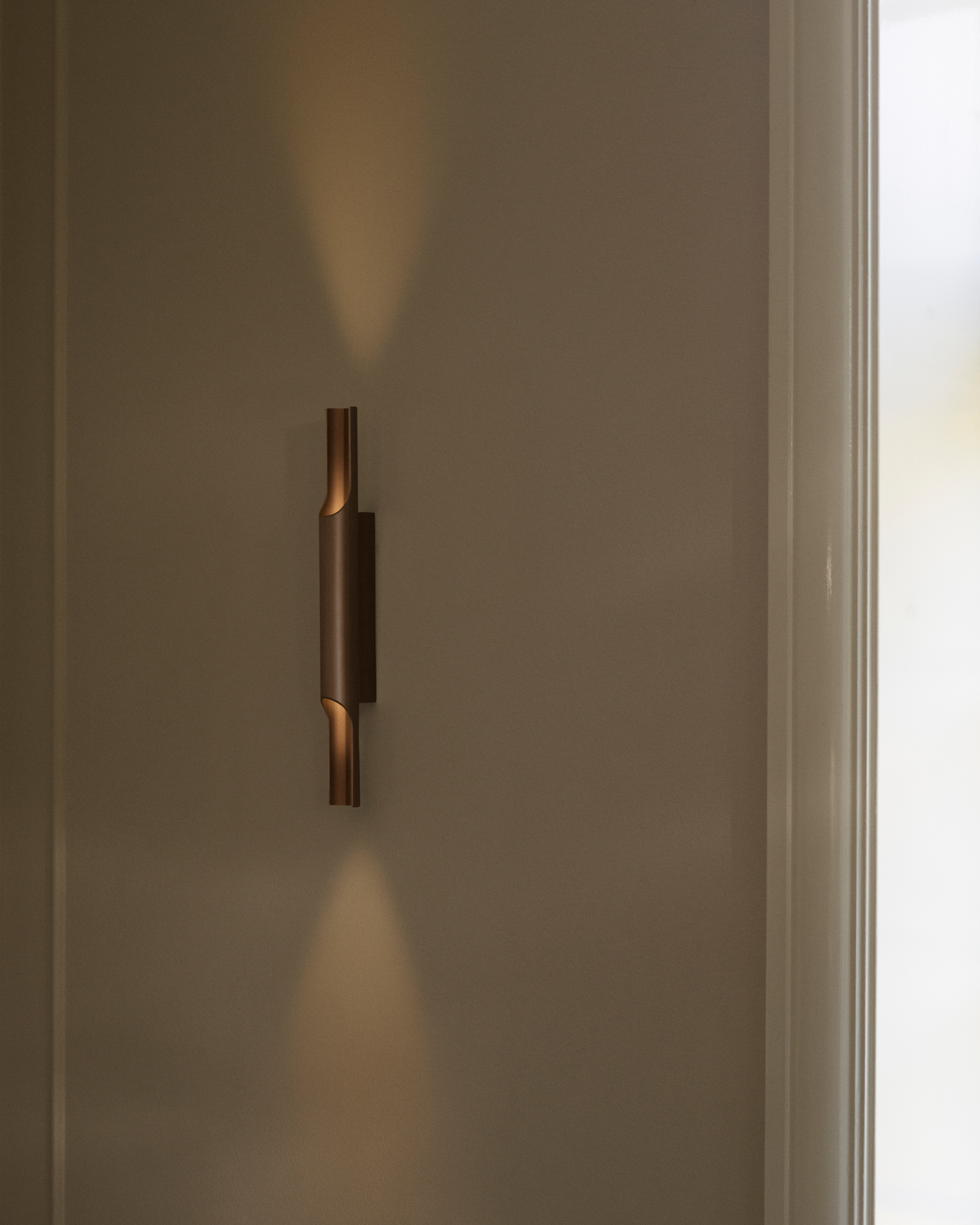 Vegglampe Pan 38 i gyllenbrun aluminium fra Lyfa.