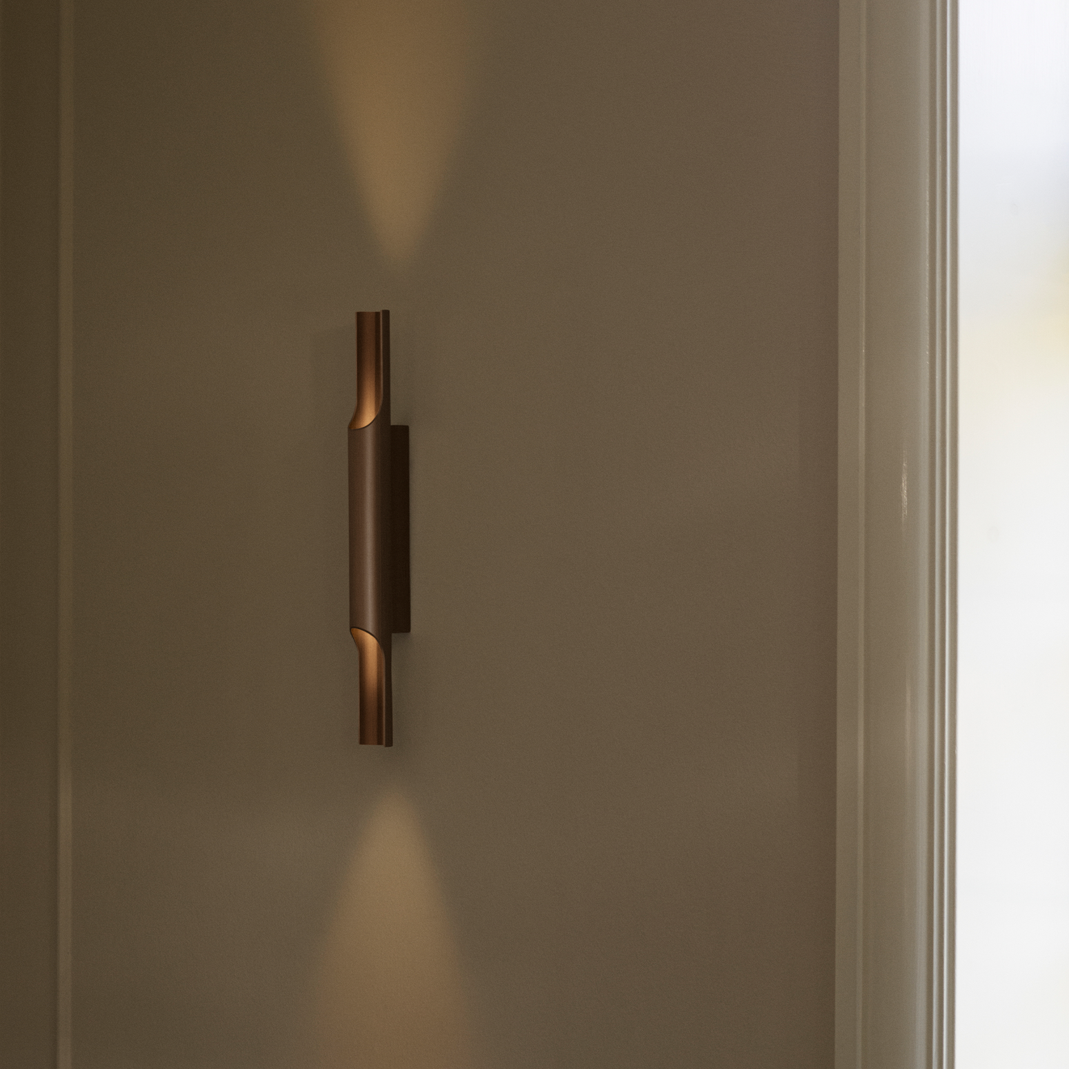 Vegglampe Pan 38 i gyllenbrun aluminium fra Lyfa.