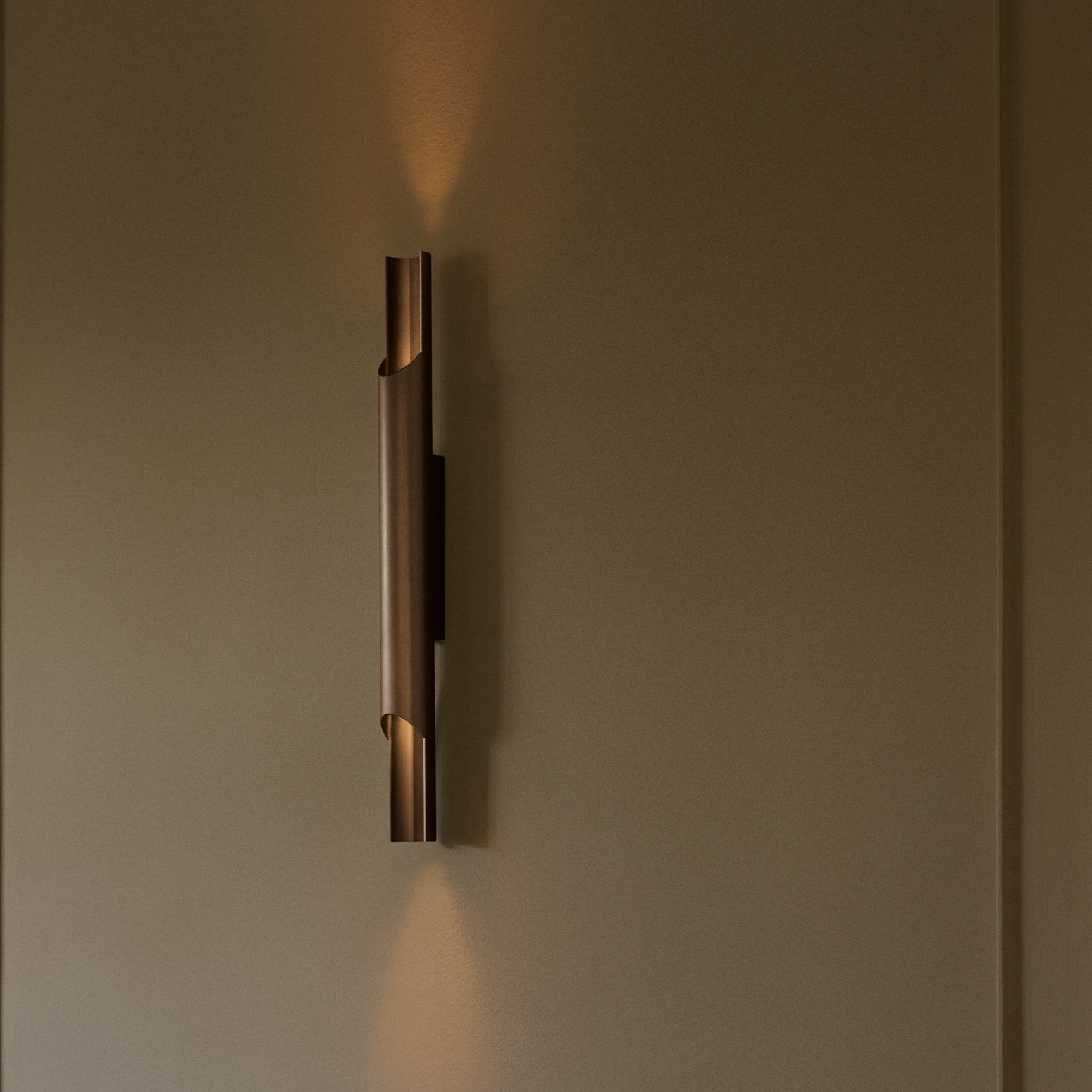 Vegglampe Pan 50 i gyllenbrun aluminium fra Lyfa.
