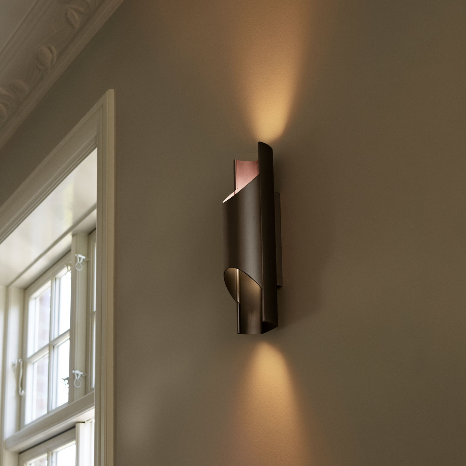 Vegglampe Pan 95 i gyllenbrun aluminium fra Lyfa.