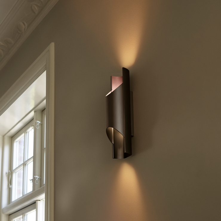 Vegglampe Pan 95 i gyllenbrun aluminium fra Lyfa.