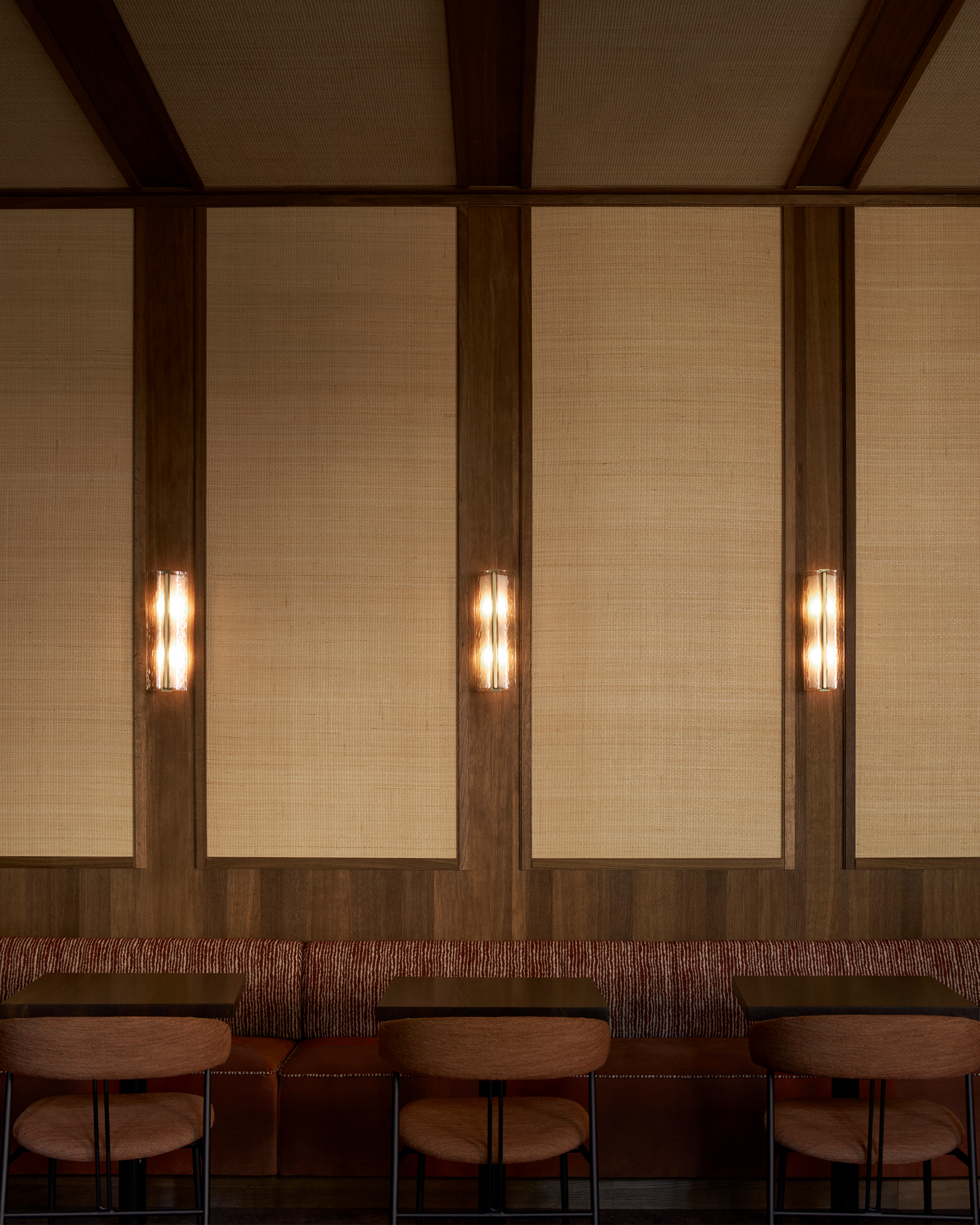 Vegglampen Ryff fra Lyfa i kobbergull / Brass.