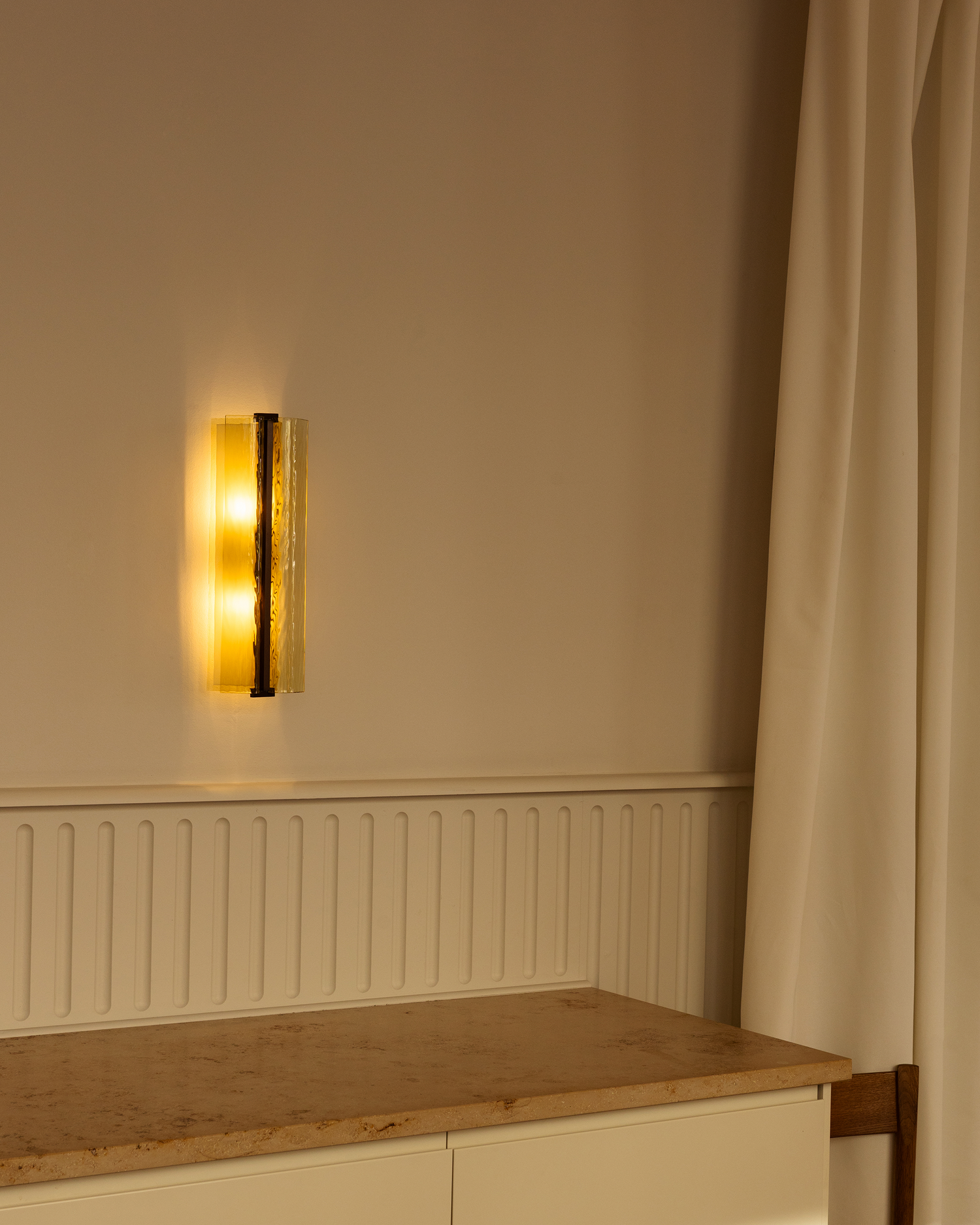 Vegglampen Ryff fra Lyfa i gyllenbrun / Bronzed.