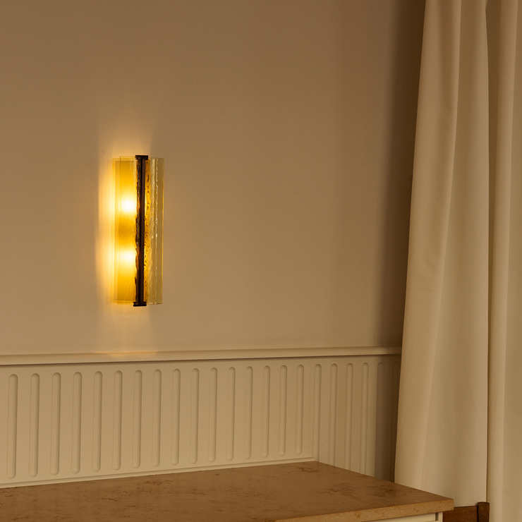 Vegglampen Ryff fra Lyfa i gyllenbrun / Bronzed.