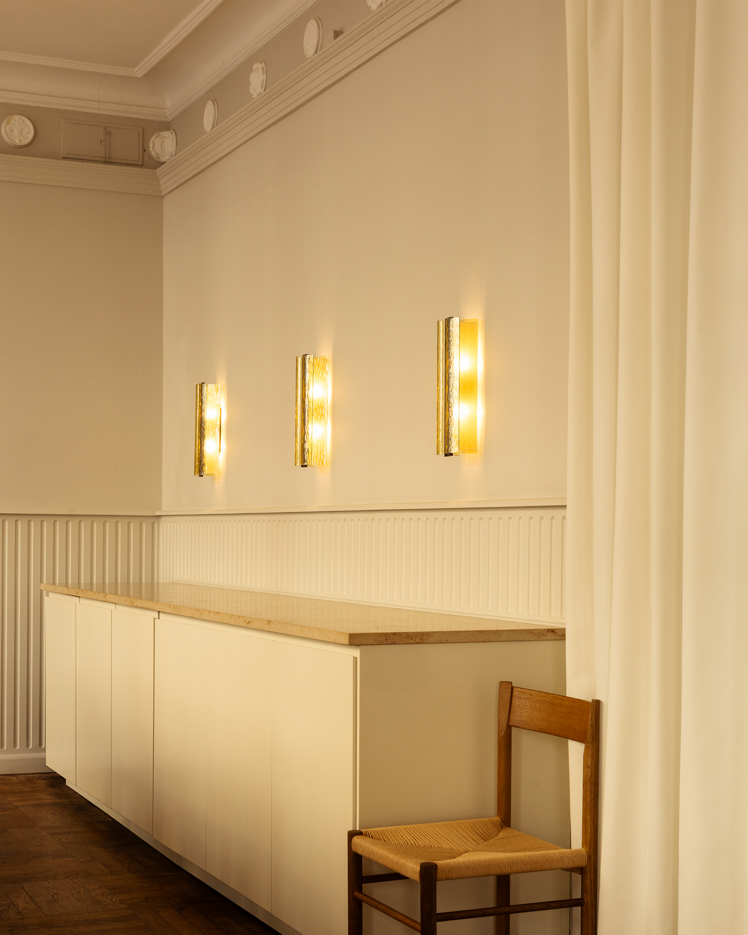 Vegglampen Ryff fra Lyfa i gyllenbrun / Bronzed.