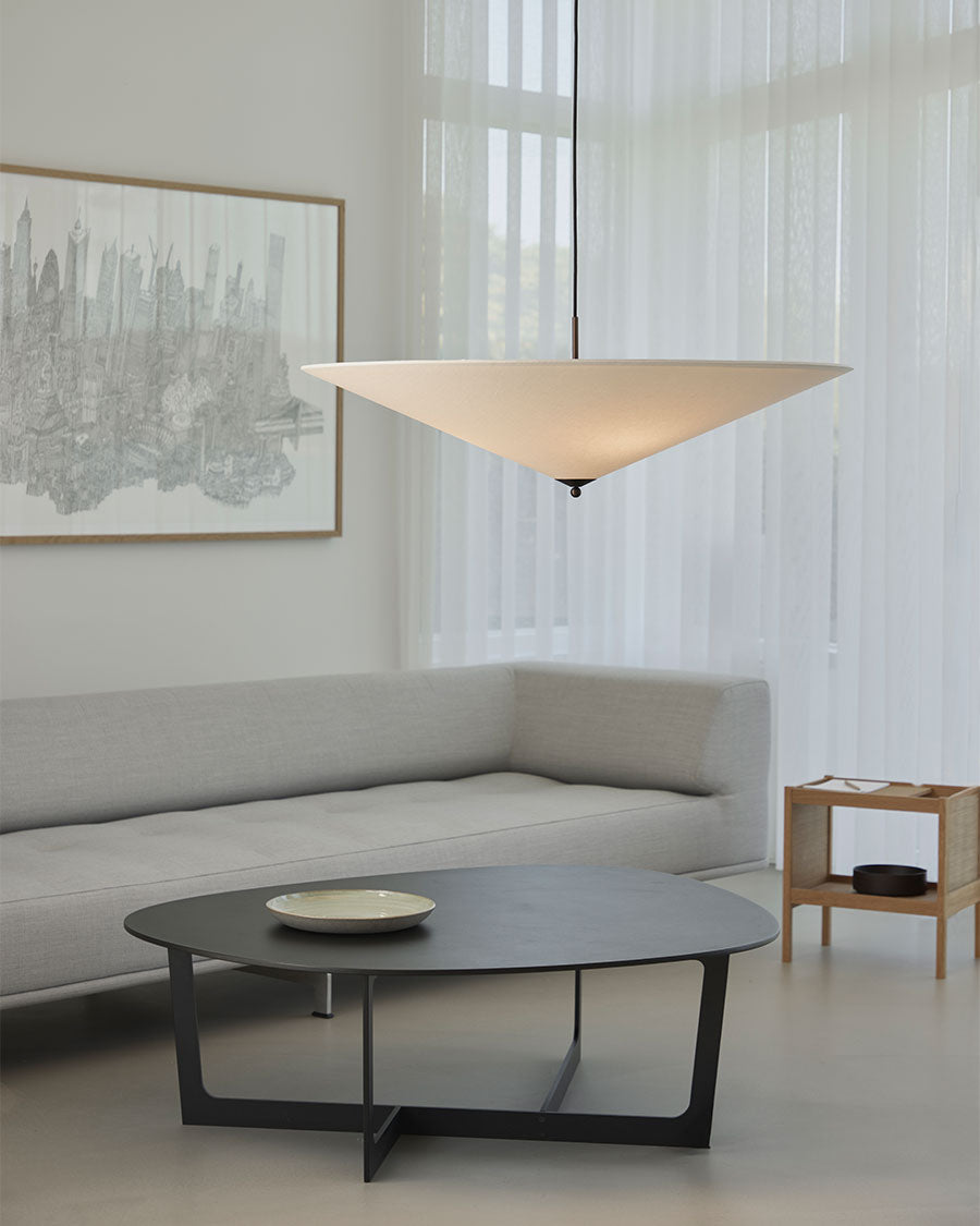 GamFratesi er kjent for å balansere myke og harde materialer på en elegant måte, og Futé-serien fra Lyfa er et godt eksempel på nettopp det. Formen er både lett og bestemt på samme tid og tekstilskjermen sprer et mykt lys som skaper en varm og atmosfærisk stemning. Størrelsen på Futé 1000 løfter uttrykket til en helt annen skala enn resten av serien. 