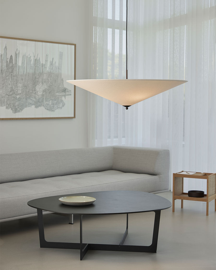 GamFratesi er kjent for å balansere myke og harde materialer på en elegant måte, og Futé-serien fra Lyfa er et godt eksempel på nettopp det. Formen er både lett og bestemt på samme tid og tekstilskjermen sprer et mykt lys som skaper en varm og atmosfærisk stemning. Størrelsen på Futé 1000 løfter uttrykket til en helt annen skala enn resten av serien. 