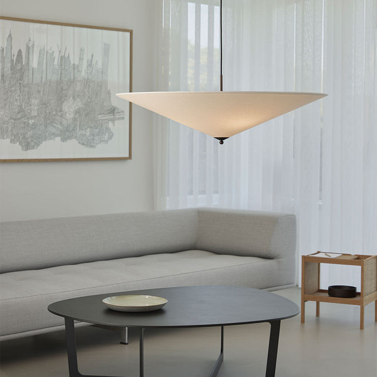 GamFratesi er kjent for å balansere myke og harde materialer på en elegant måte, og Futé-serien fra Lyfa er et godt eksempel på nettopp det. Formen er både lett og bestemt på samme tid og tekstilskjermen sprer et mykt lys som skaper en varm og atmosfærisk stemning. Størrelsen på Futé 1000 løfter uttrykket til en helt annen skala enn resten av serien. 