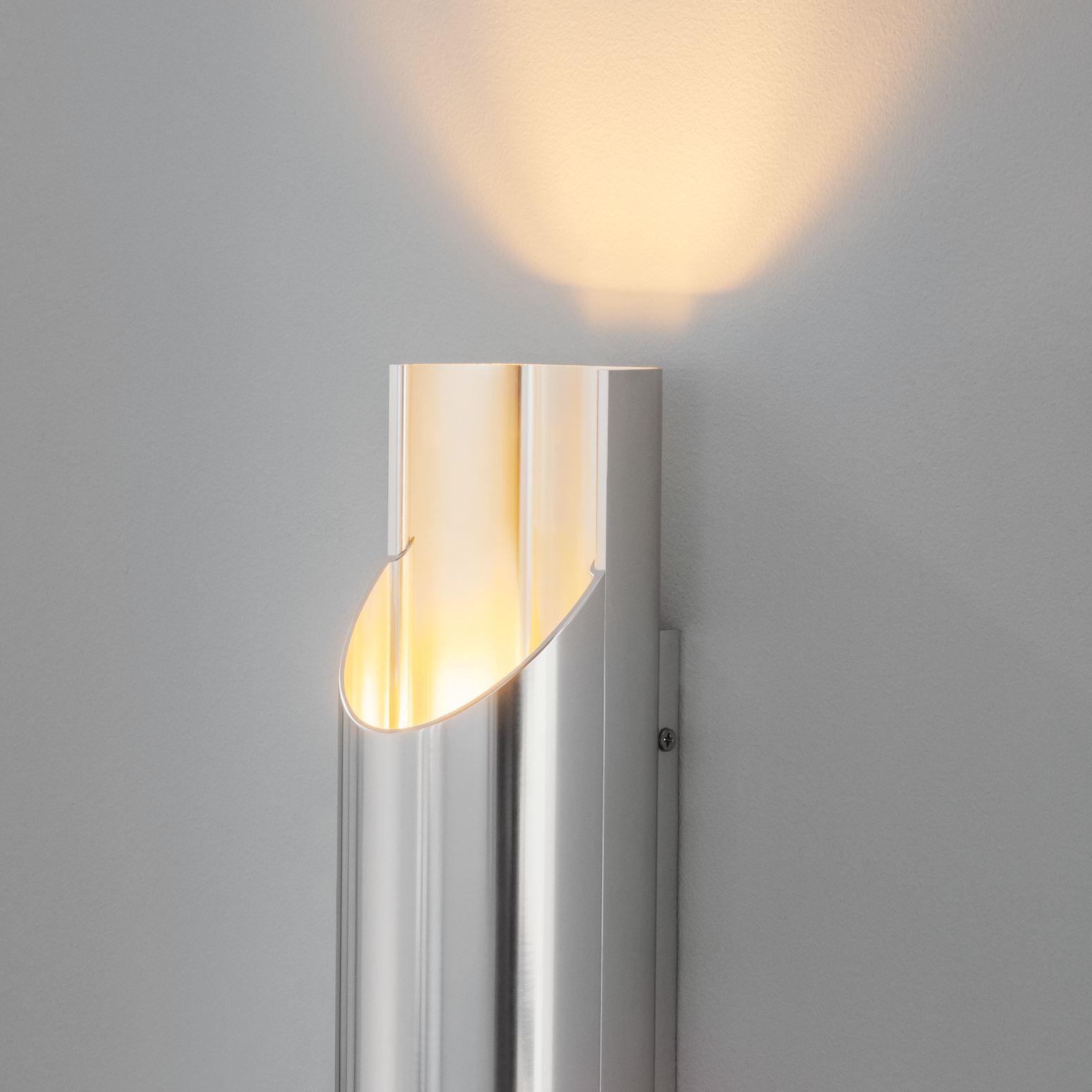 Vegglampe Pan 95 i aluminium fra Lyfa.