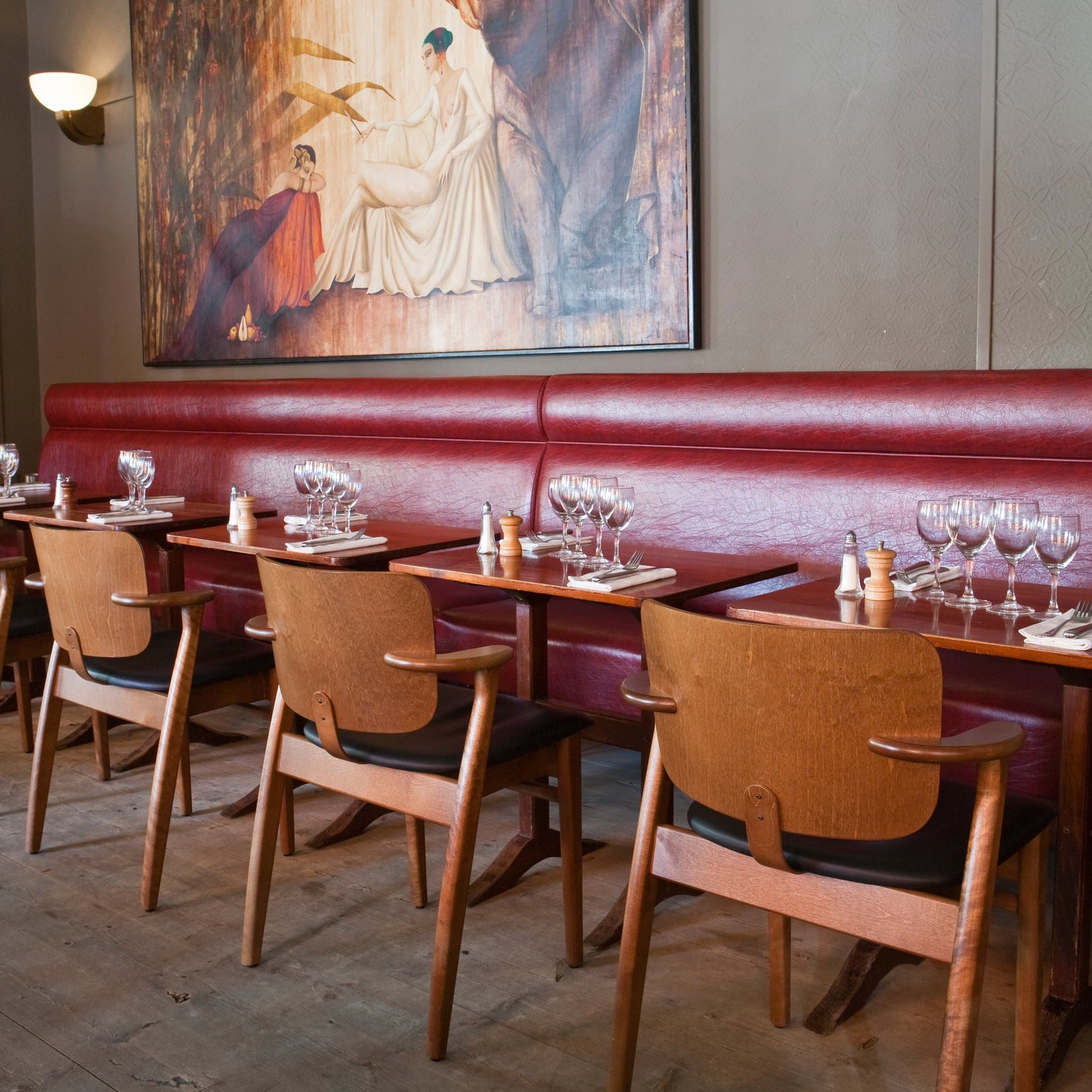 Domus fra Artek i valnøttfarget bjørk med polstret sete i restauranten Le Fumoir i Paris