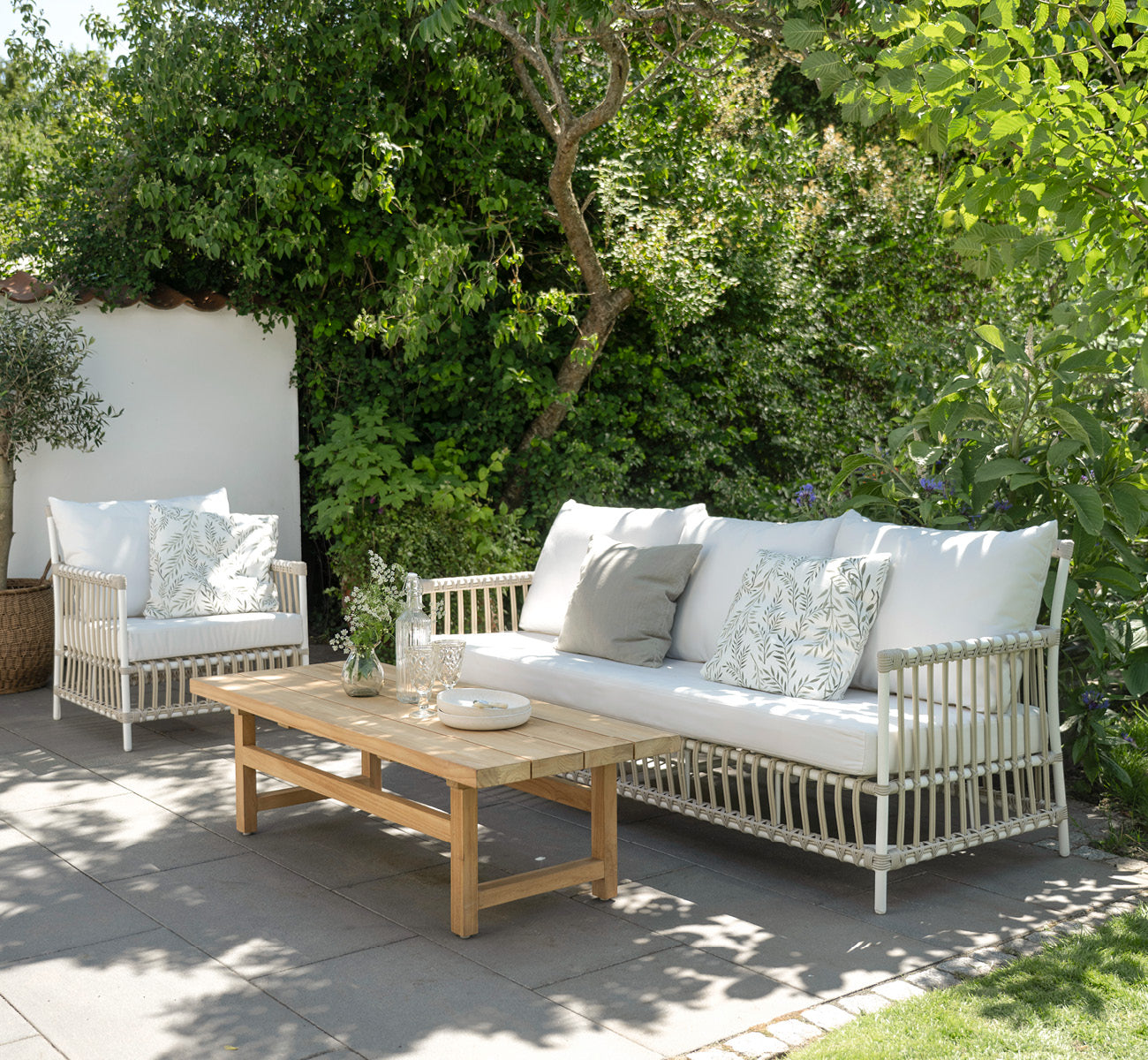 Utestol Caroline Lounge Chair og utesofa Caroline 3-seter fra Sika Design i fargen Dove White