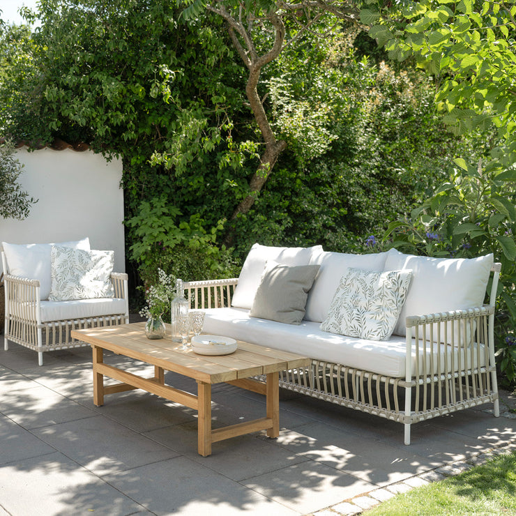 Utestol Caroline Lounge Chair og utesofa Caroline 3-seter fra Sika Design i fargen Dove White