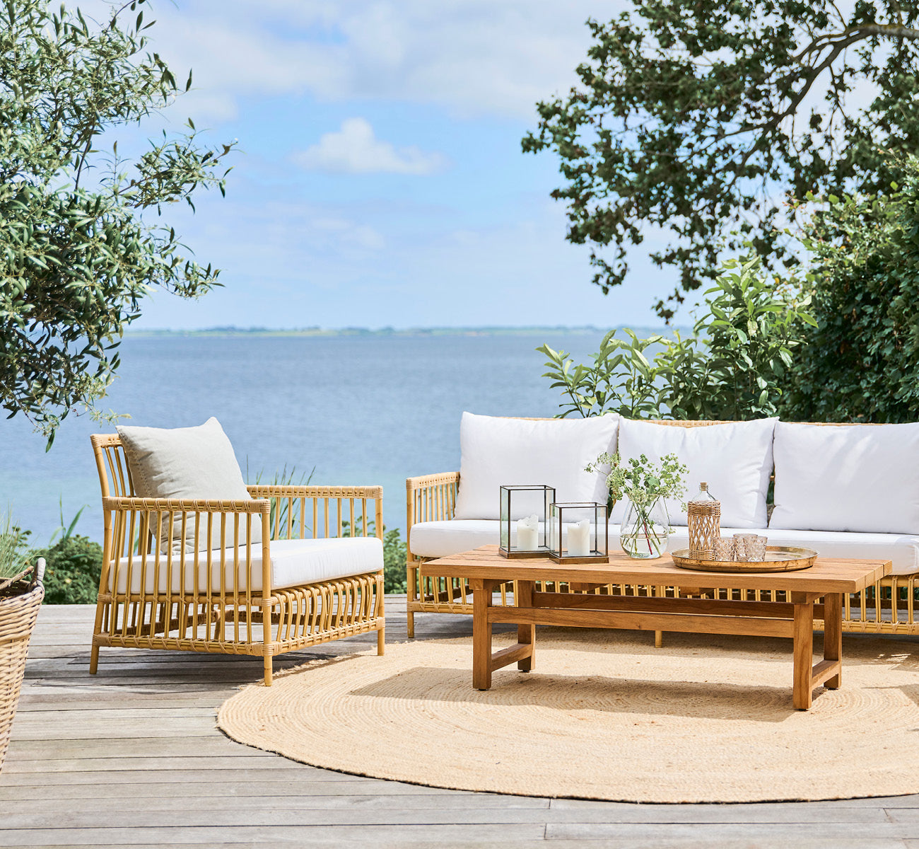 Utestolen Caroline Lounge Chair fra Sika Design er en elegant og 'luftig' lenestol til uterommet. Stolen&nbsp;leveres med en komfortabel sitte- og ryggpute – perfekt for å nyte livet utendørs.