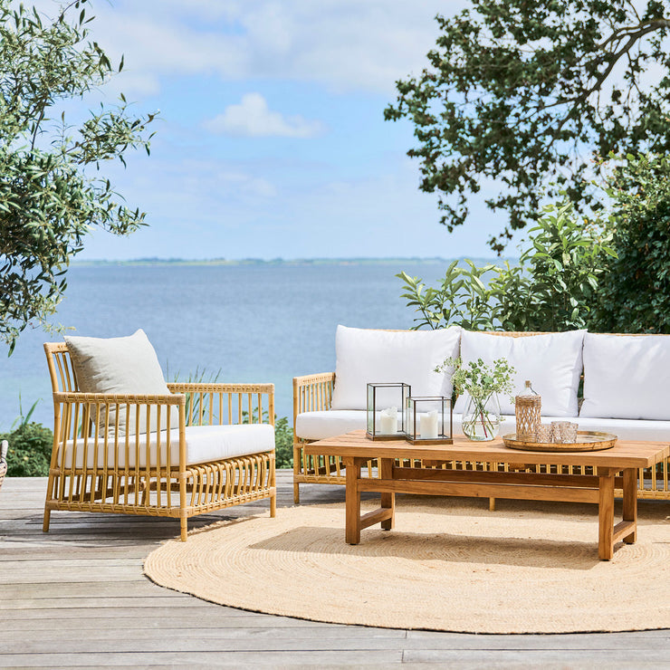 Utestolen Caroline Lounge Chair fra Sika Design er en elegant og 'luftig' lenestol til uterommet. Stolen&nbsp;leveres med en komfortabel sitte- og ryggpute – perfekt for å nyte livet utendørs.