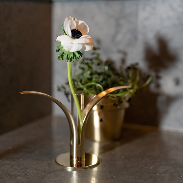 Med en liten glassinnsats kan lysestaken Lily fra Skultuna også forvandles til en liten vase.