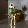Med en liten glassinnsats kan lysestaken Lily fra Skultuna også forvandles til en liten vase.