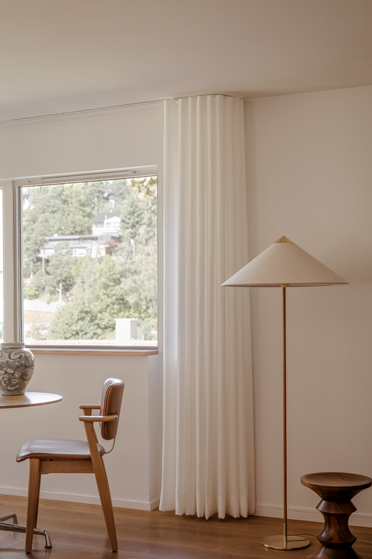 Wavegardin tynn lin Elegant. Hvit gardin mot hvite vegger. 