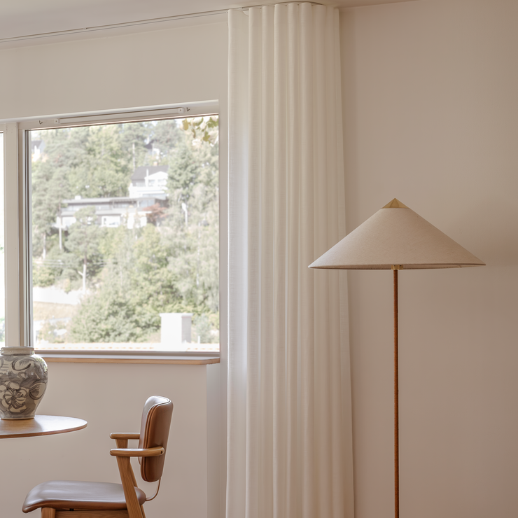 Wavegardin tynn lin Elegant. Hvit gardin mot hvite vegger. 