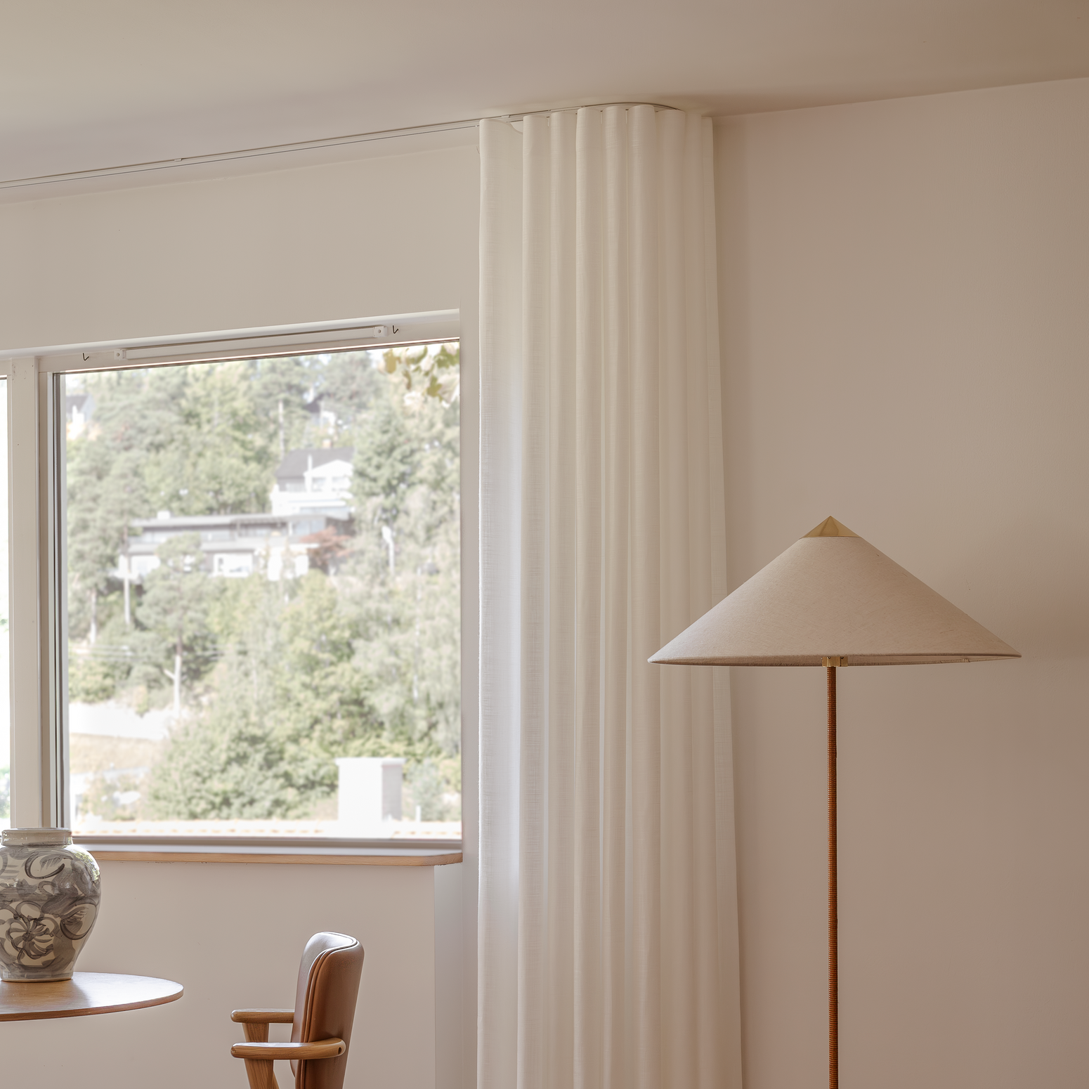 Lingardin Elegant med Wave oppheng. Hvit gardin mot hvite vegger. 