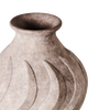 Liten Vase Swirl i Grey/ Beige fra Dusty Deco. Vasene har et matt belegg som gir en naturlig overflatestruktur og er glaserte på innsiden.