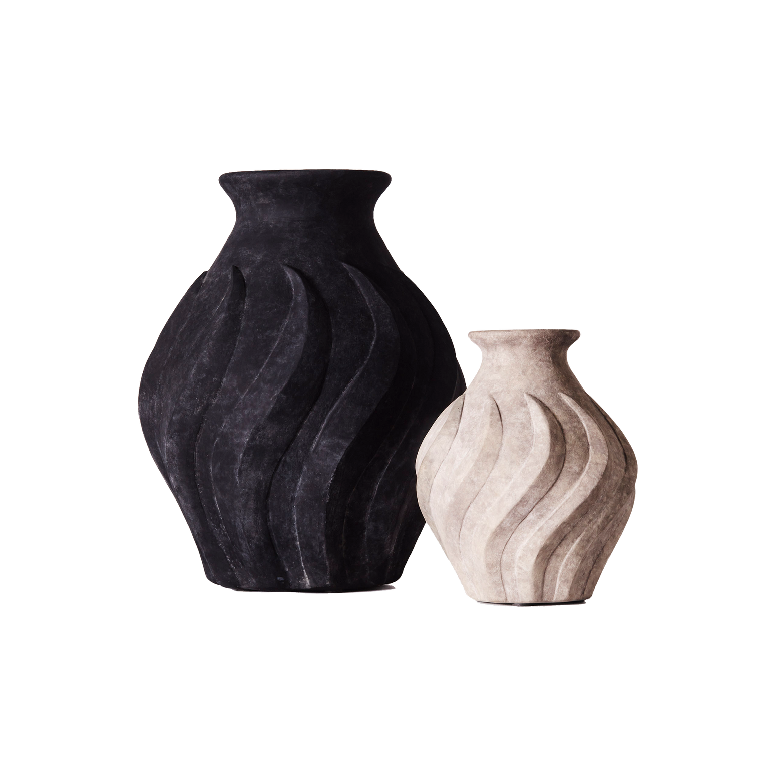 De vakre vasene Swirl fra Dusty Deco kommer i to farger, Grey/ Beige og Black/ Sort, og finnes i to størrelser. 