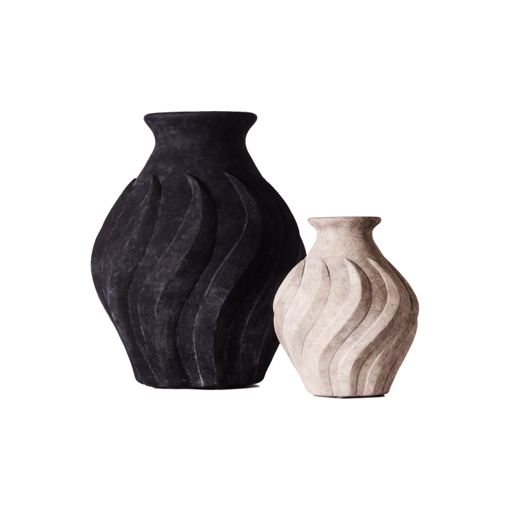 De vakre vasene Swirl fra Dusty Deco kommer i to farger, Grey/ Beige og Black/ Sort, og finnes i to størrelser. 