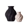 De vakre vasene Swirl fra Dusty Deco kommer i to farger, Grey/ Beige og Black/ Sort, og finnes i to størrelser. 
