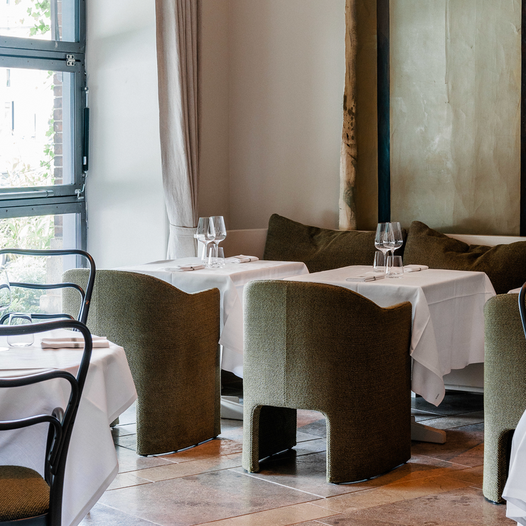 Til inspirasjon: Hos restauranten Esmée i København sitter alle gjester i spisestolen Loafer SC24 fra &tradition – i et nydelig grønt tekstil som heter Ecriture.