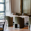 Til inspirasjon: Hos restauranten Esmée i København sitter alle gjester i spisestolen Loafer SC24 fra &tradition – i et nydelig grønt tekstil som heter Ecriture.