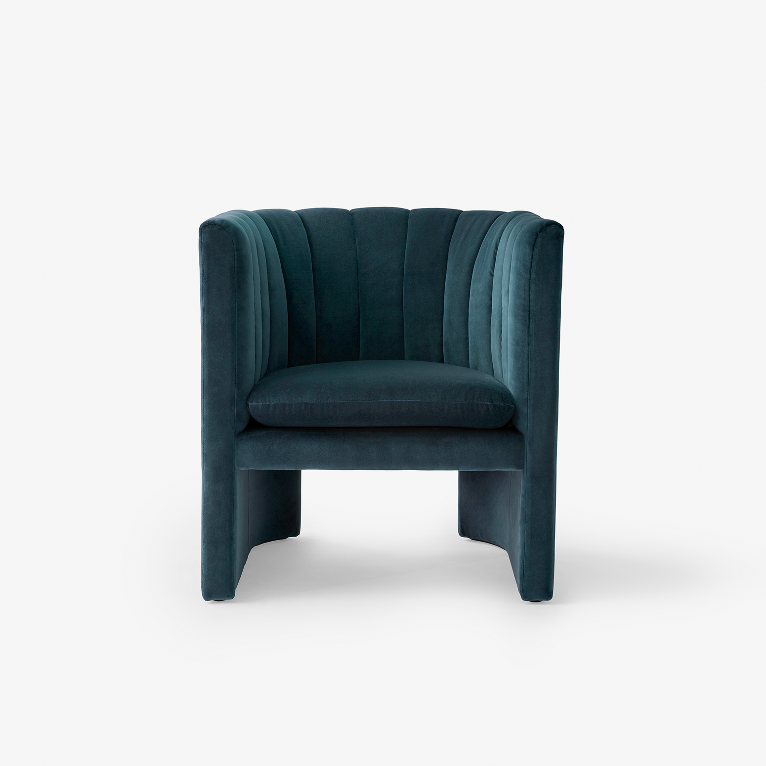 Lenestolen Loafer SC23 fra &tradition i det blå velurtekstilet Ritz 0408