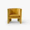 Lenestolen Loafer SC23 fra &tradition i det gule velurtekstilet Ritz 1428