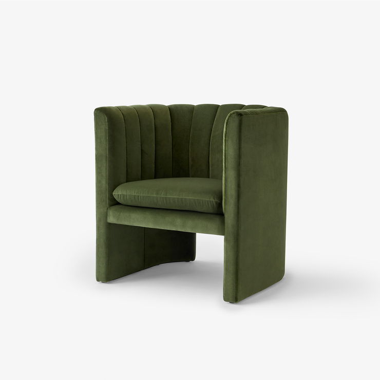 Lenestolen Loafer SC23 fra &tradition i det grønne velurtekstilet Ritz 7307