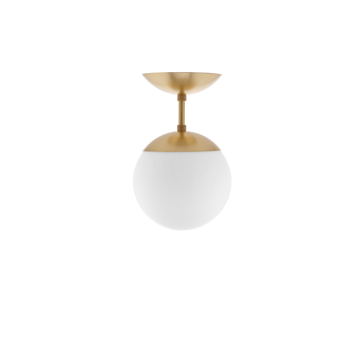 Lord 1 Ceiling / Wall fra Rubn kan brukes både som taklampe og vegglampe. Dette er den minste versjonen i kombinasjonen messing og opalglass.